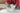  ผู้ชายถอดส่วนประกอบตัวเครื่องก่อนวัดขนาดใบพัดลม